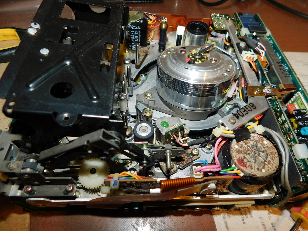 Разобранный видеомагнитофон